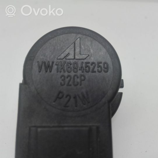 Volkswagen Golf V Parte del faro posteriore 1K6945259