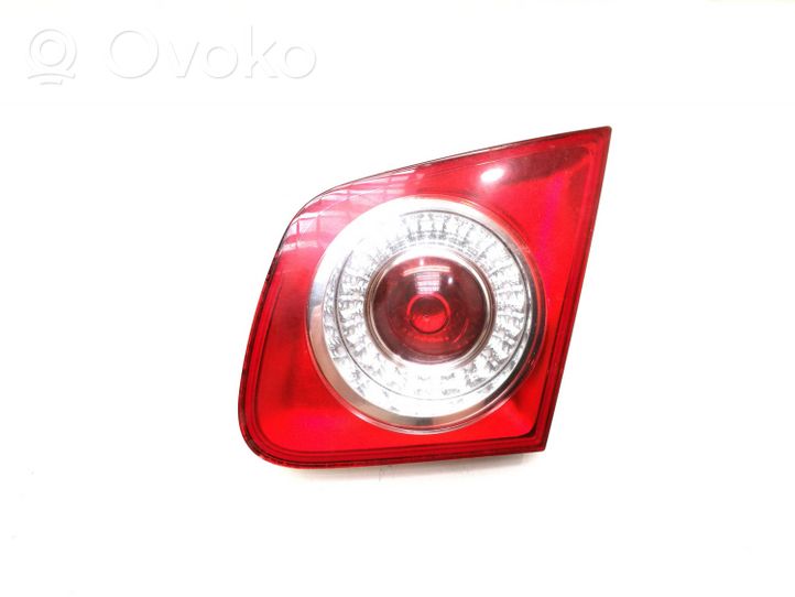 Volkswagen Jetta V Lampy tylnej klapy bagażnika 1K5945094