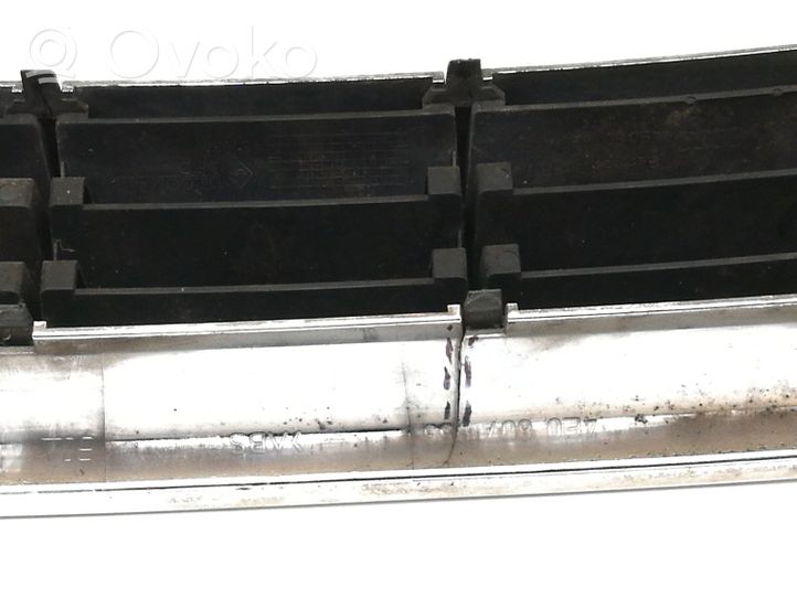 Audi A8 S8 D3 4E Grille inférieure de pare-chocs avant 4E0807953