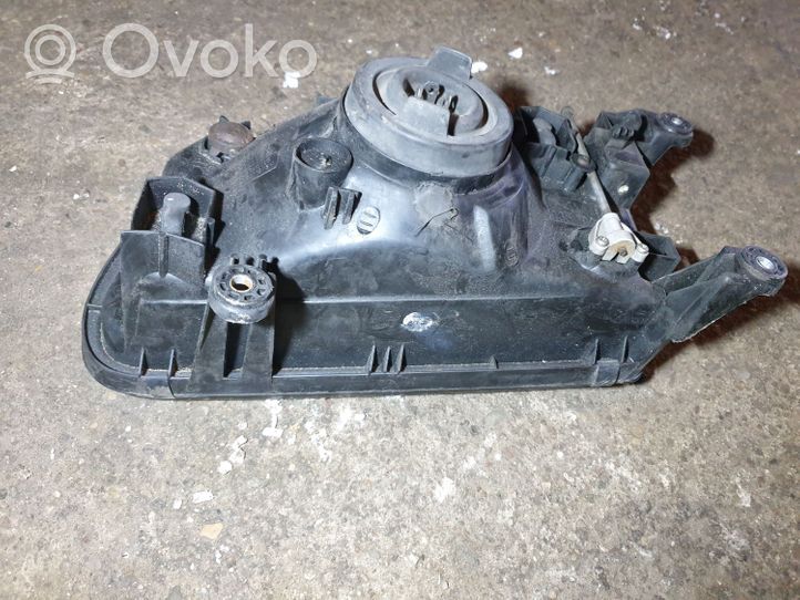 Isuzu Rodeo Lampa przednia 1AJ935198