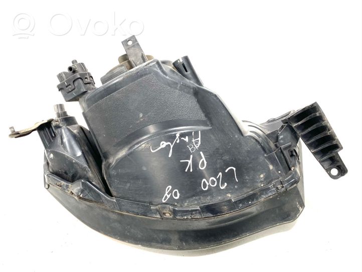 Mitsubishi L200 Lampa przednia 90736300