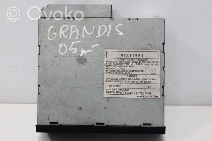 Mitsubishi Grandis Navigation unit CD/DVD player MZ312961