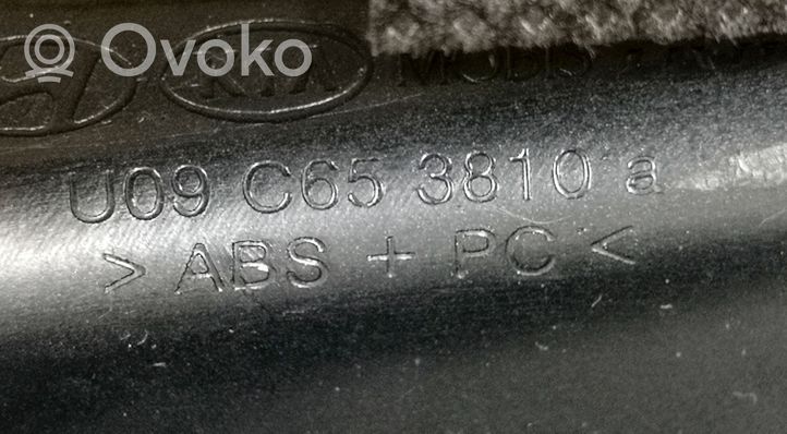 Hyundai i40 Radion/GPS-laitteen pääyksikön kehys U09C653810