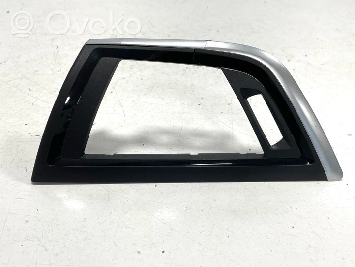 BMW 1 F20 F21 Kita panelės detalė 2636105