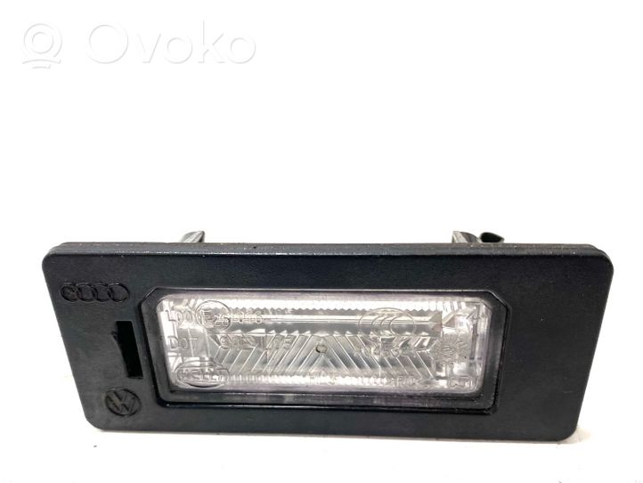 Audi Q5 SQ5 Lampa oświetlenia tylnej tablicy rejestracyjnej 8T0943021