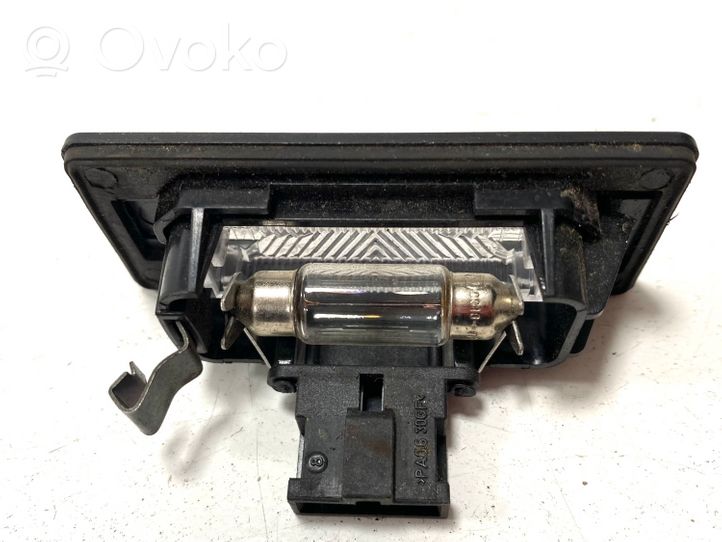 Audi Q5 SQ5 Lampa oświetlenia tylnej tablicy rejestracyjnej 8T0943021