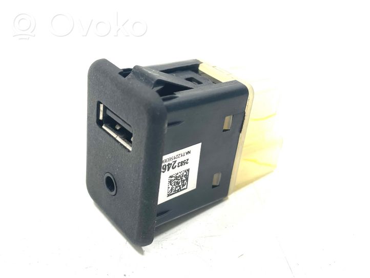 Chevrolet Volt I USB socket connector 25832462