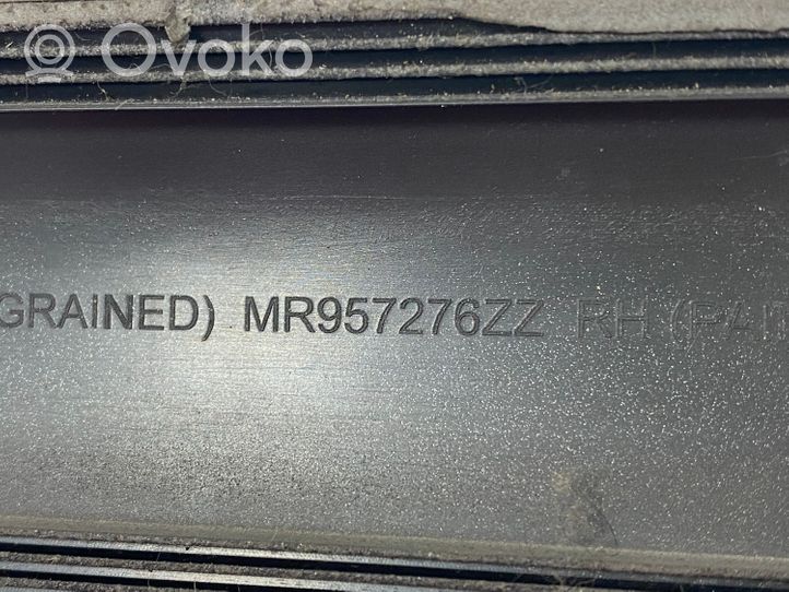 Mitsubishi Colt Aizmugurē durvju dekoratīvā apdare (moldings) MR957276ZZ