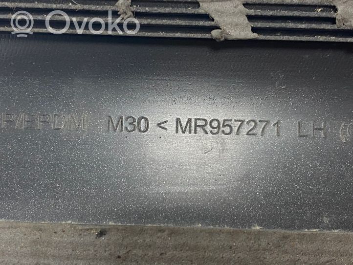 Mitsubishi Colt Aizmugurē durvju dekoratīvā apdare (moldings) MR957271LH