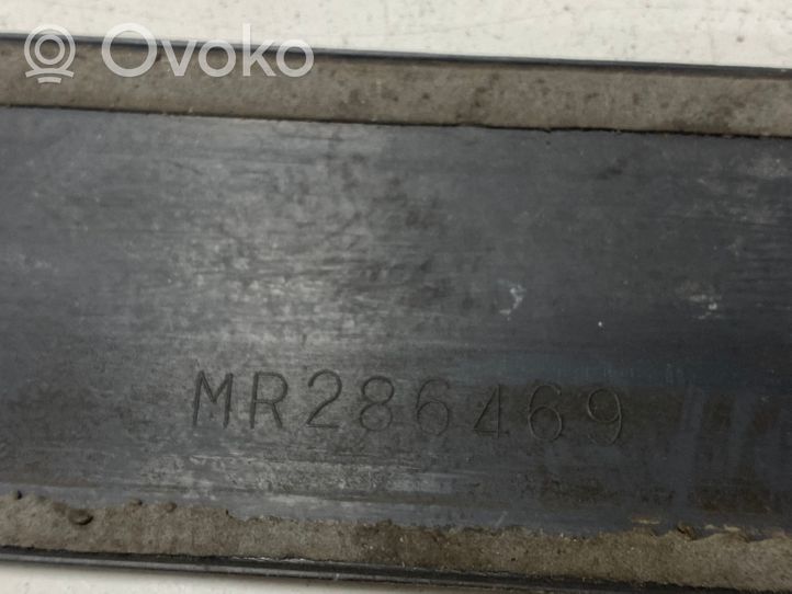 Mitsubishi Space Wagon Takaoven lista (muoto) MR286469