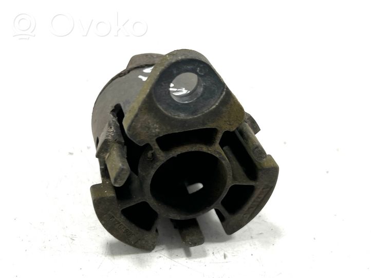 Volvo V50 Fixation de radiateur 30639749