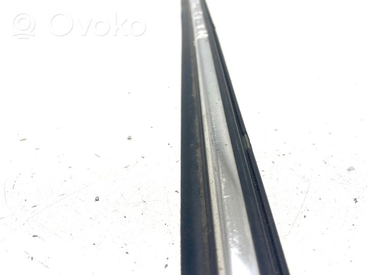 Toyota Avensis T250 Rivestimento modanatura del vetro della portiera posteriore 