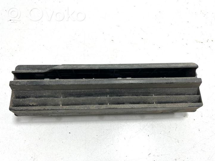 Suzuki Vitara (LY) Kratka wentylacyjna pod zderzakiem tylnym 7733161M0