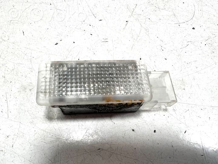 Porsche Cayenne (9PA) Luce interna per portiera anteriore 6L0947415