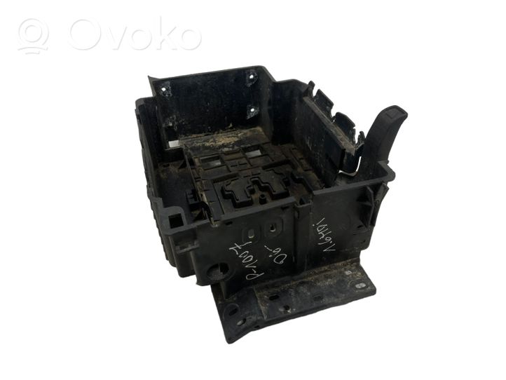 Peugeot 1007 Support boîte de batterie 9656705880