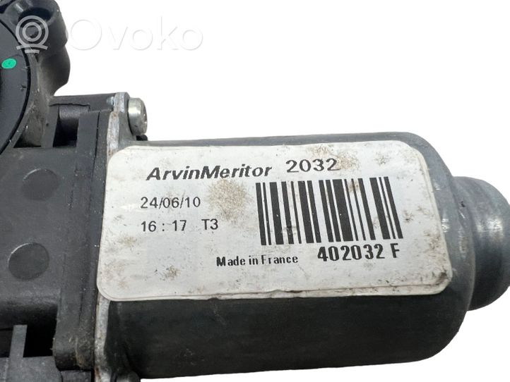 Nissan Qashqai Priekinis varikliukas langų pakėlėjo 402032F