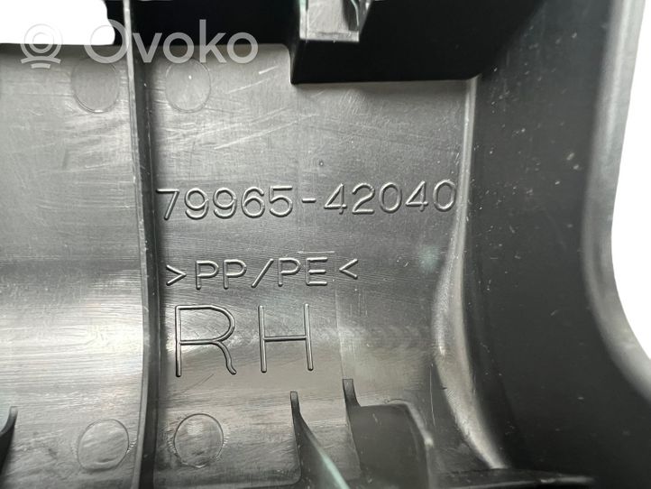 Toyota RAV 4 (XA40) Osłona szyny fotela tylnego 7996542040