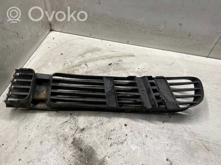 Volkswagen PASSAT B5.5 Kratka dolna zderzaka przedniego 3B0853678B