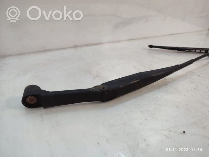 Hyundai Elantra Front wiper blade arm 