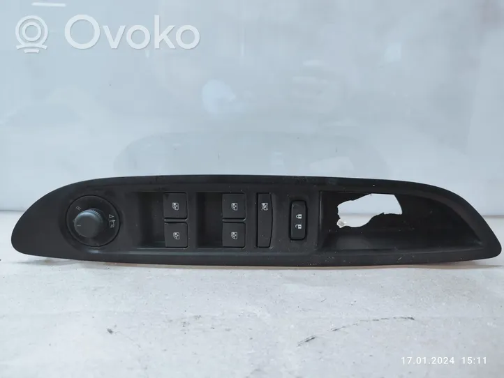 Opel Mokka X Electric window control switch 