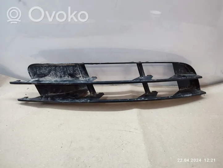 Audi Q7 4L Kratka dolna zderzaka przedniego 4L0807682