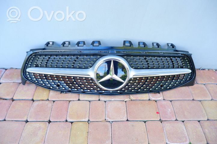 Mercedes-Benz CLA C118 X118 Grille calandre supérieure de pare-chocs avant A1188880000