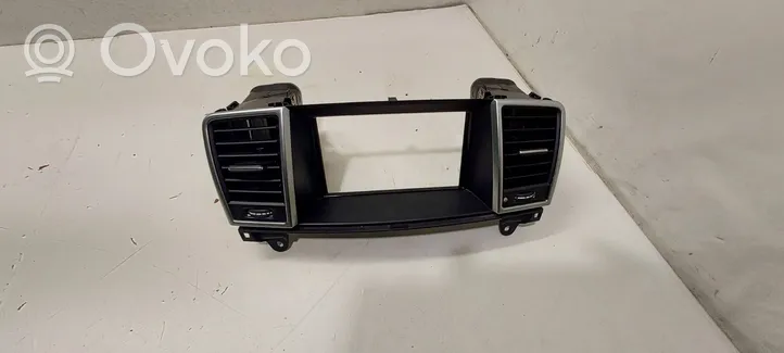 Mercedes-Benz ML W166 Radion/GPS-laitteen pääyksikön kehys A1668300654