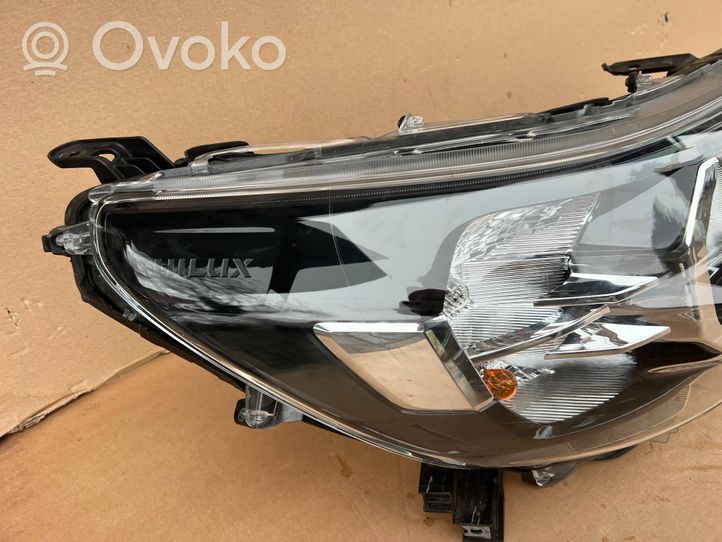 Toyota Hilux VIII Lampa przednia 811100KX60