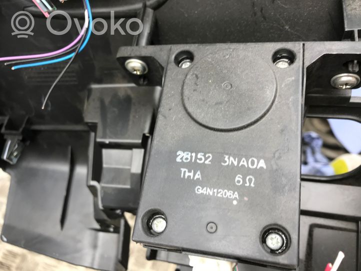 Toyota Yaris Revestimiento de los botones de la parte inferior del panel 681063NM0A