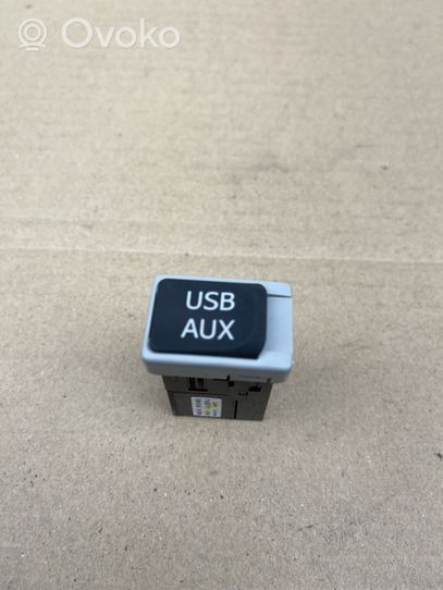 Lexus RX III USB-pistokeliitin 8619048050