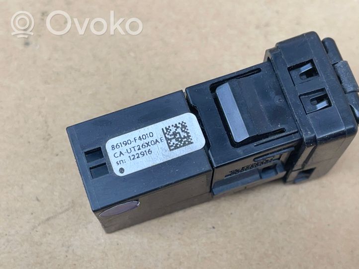 Toyota C-HR USB-pistokeliitin 86190F4010