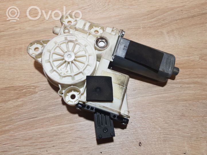 Toyota Avensis T220 Takaoven ikkunan nostomoottori 0130822032