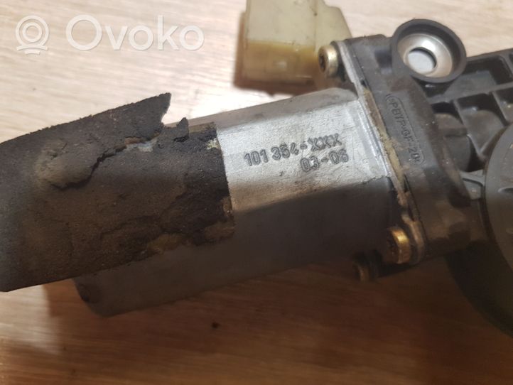 Volvo V70 Priekinis varikliukas langų pakėlėjo 0130821761