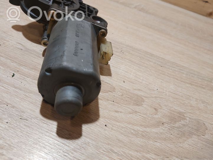 Toyota Avensis T250 Moteur de lève-vitre de porte avant 0130821742