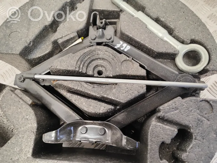 Volvo V70 Tool set 31317346