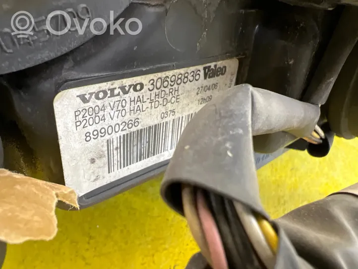 Volvo V70 Lampa przednia 30698836