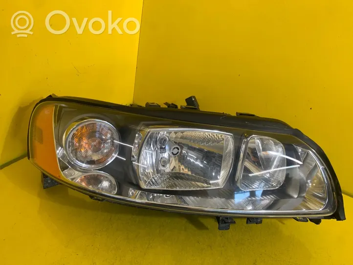 Volvo V70 Lampa przednia 30698836