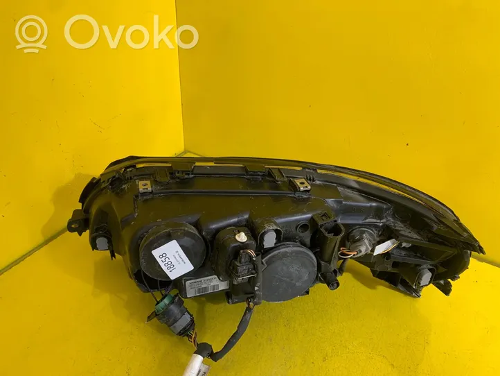 Volvo V70 Lampa przednia 30698836