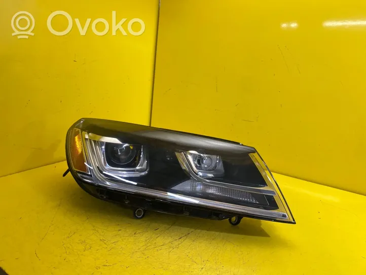 Volkswagen Touareg II Lampa przednia 7p0941752