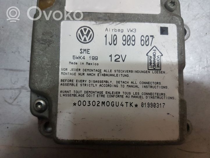 Volkswagen PASSAT B5 Turvatyynyn ohjainlaite/moduuli 1J0909607