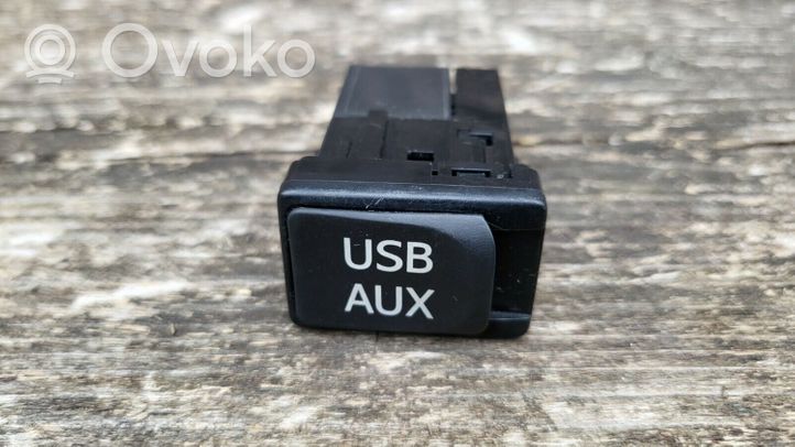 Toyota Prius+ (ZVW40) USB jungtis 8619048030