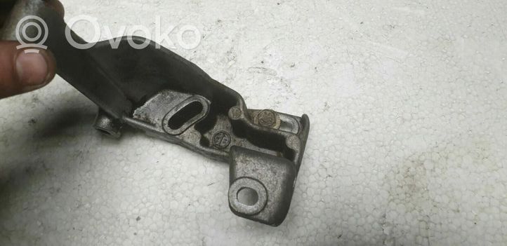 Audi 80 90 B2 Ohjaustehostimen pumpun kannake 026145531D