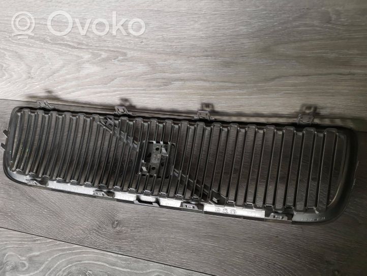 Volvo V70 Grille calandre supérieure de pare-chocs avant 08693346