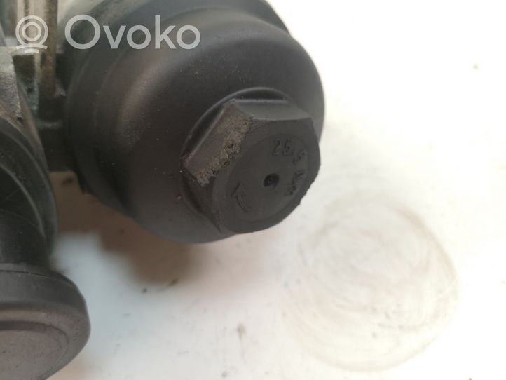 Volvo V70 Supporto di montaggio del filtro dell’olio 30677920