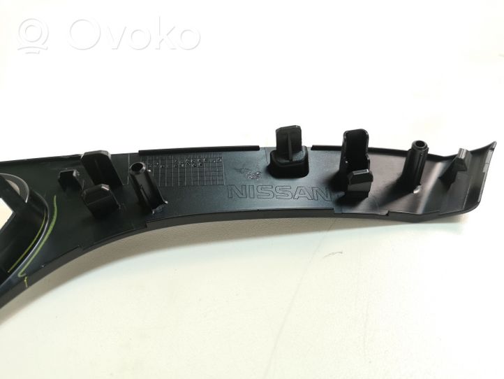 Nissan Qashqai Obudowa klamki wewnętrznej drzwi przednich 806824EA1AX