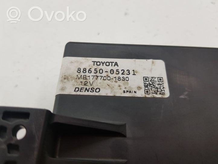 Toyota Avensis T270 Ilmastoinnin ohjainlaite/moduuli 8865005231