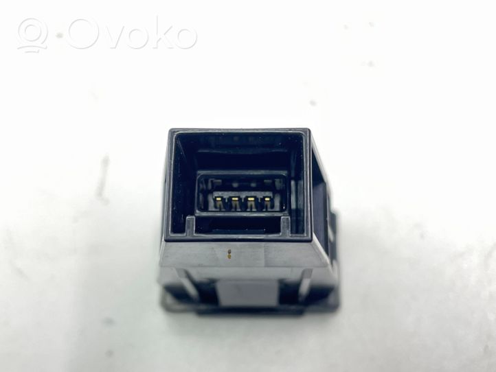 Mitsubishi Outlander USB-pistokeliitin K128091