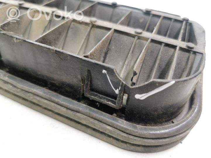 Volkswagen PASSAT B5 Quarter panel pressure vent 4A0819181