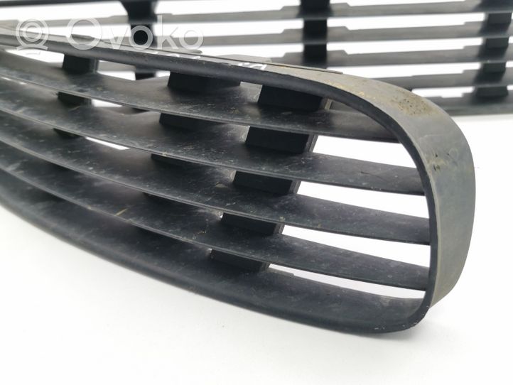 Volkswagen PASSAT B5 Grille inférieure de pare-chocs avant 3B0853677B