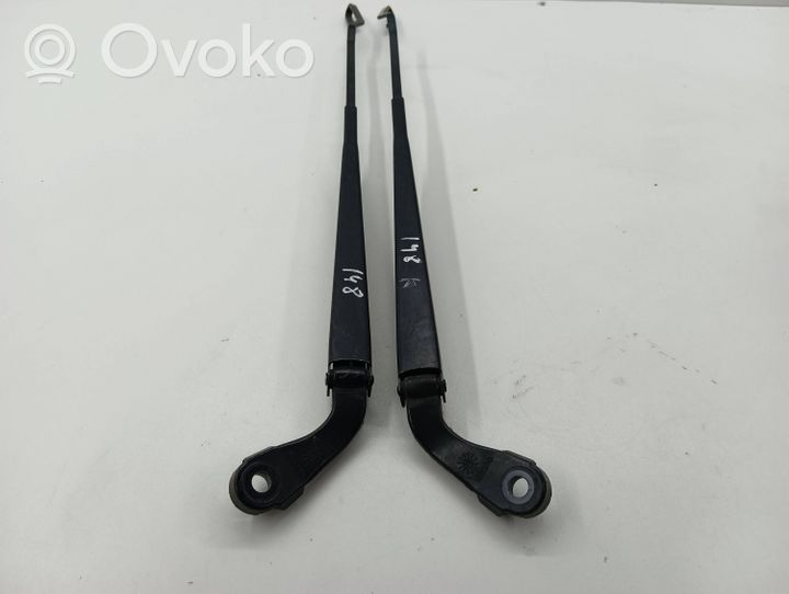 Chrysler Voyager Front wiper blade arm 23109769